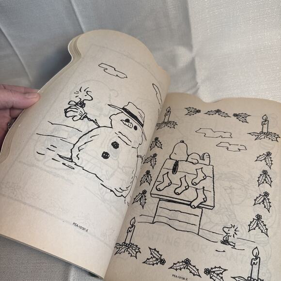 Peanuts Snoopy Christmas Holiday Fun Die-Cut Coloring & Activity Book NEW - Picture 6 of 10